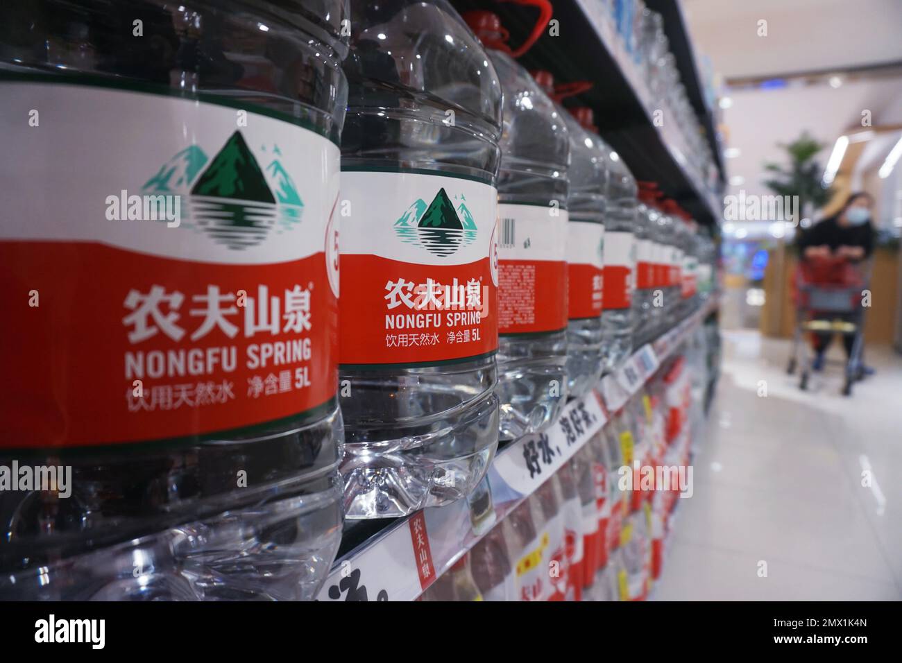 HANGZHOU, CHINA - 2. FEBRUAR 2023 - Nongfu-Mineralwasser aus der Quelle ist in einem Supermarkt in Hangzhou, Provinz Zhejiang, China, 2. Februar 2023 zu sehen. Vor Kurzem Stockfoto