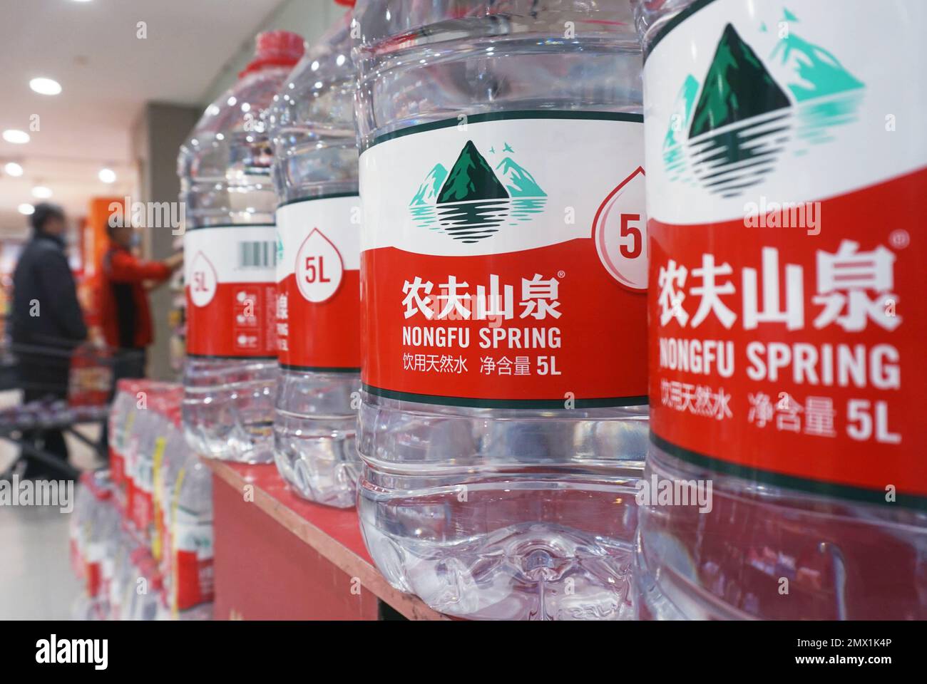 HANGZHOU, CHINA - 2. FEBRUAR 2023 - Ein Bürger kauft Nongfu-Quellwasser in einem Supermarkt in Hangzhou, Ostchina, Provinz Zhejiang, am 2. Februar 2 Stockfoto