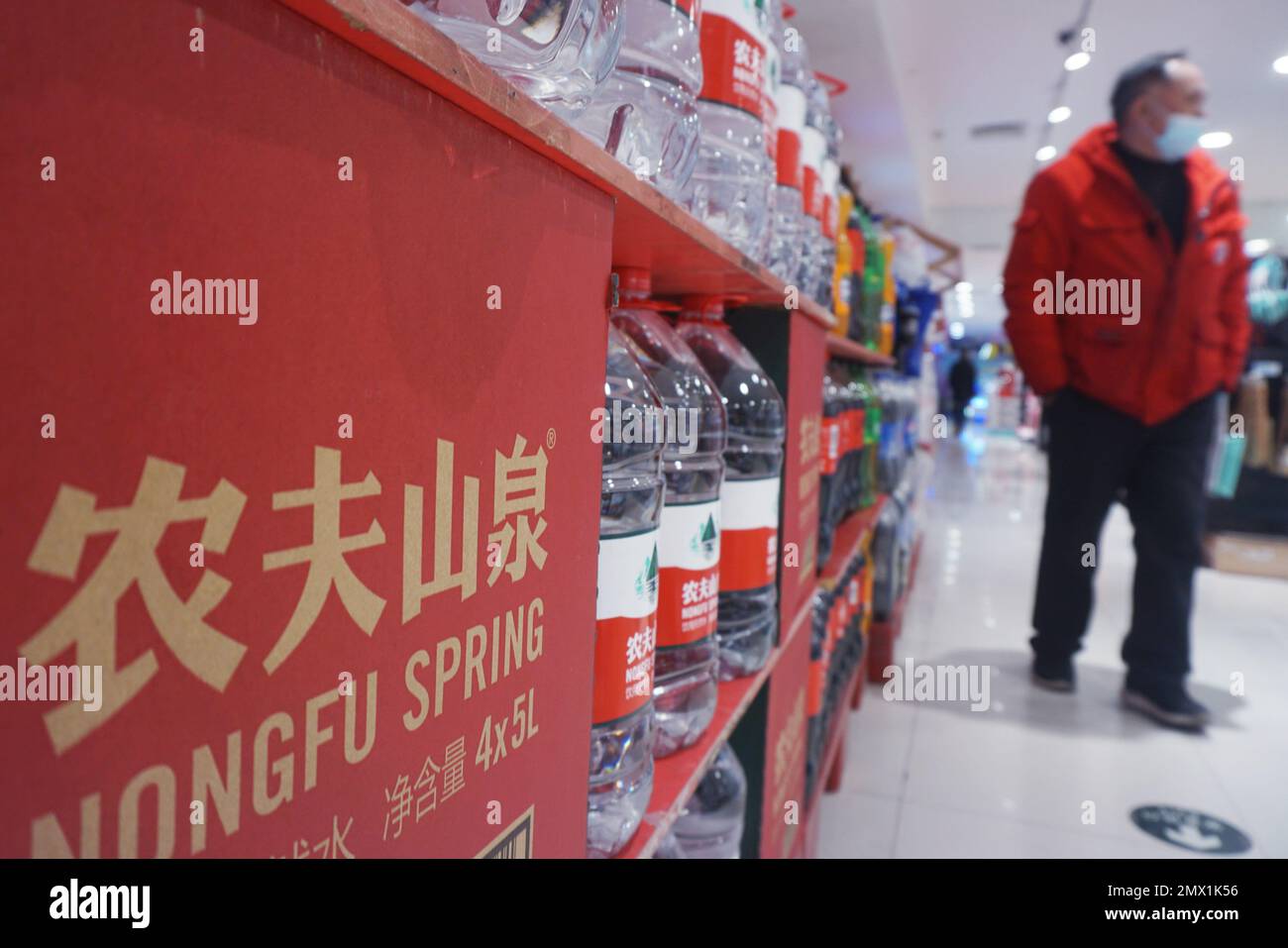 HANGZHOU, CHINA - 2. FEBRUAR 2023 - Ein Bürger kauft Nongfu-Quellwasser in einem Supermarkt in Hangzhou, Ostchina, Provinz Zhejiang, am 2. Februar 2 Stockfoto