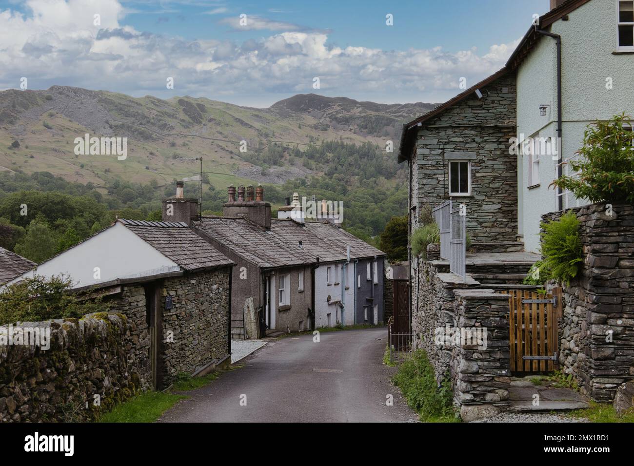 Langdale Valley, Lake District, Cumbria, England, Großbritannien - Eine Straße mit traditionellen Schiefersteinhäusern im Dorf Chapel Stile Stockfoto