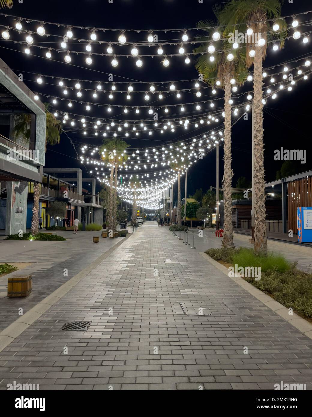 Dubai, Vereinigte Arabische Emirate - 16. November 2021: Wunderschöne Lichterketten, die den Weg in La Mer beleuchten, Dubais vielseitigem Strand auf Jumeirah Stockfoto