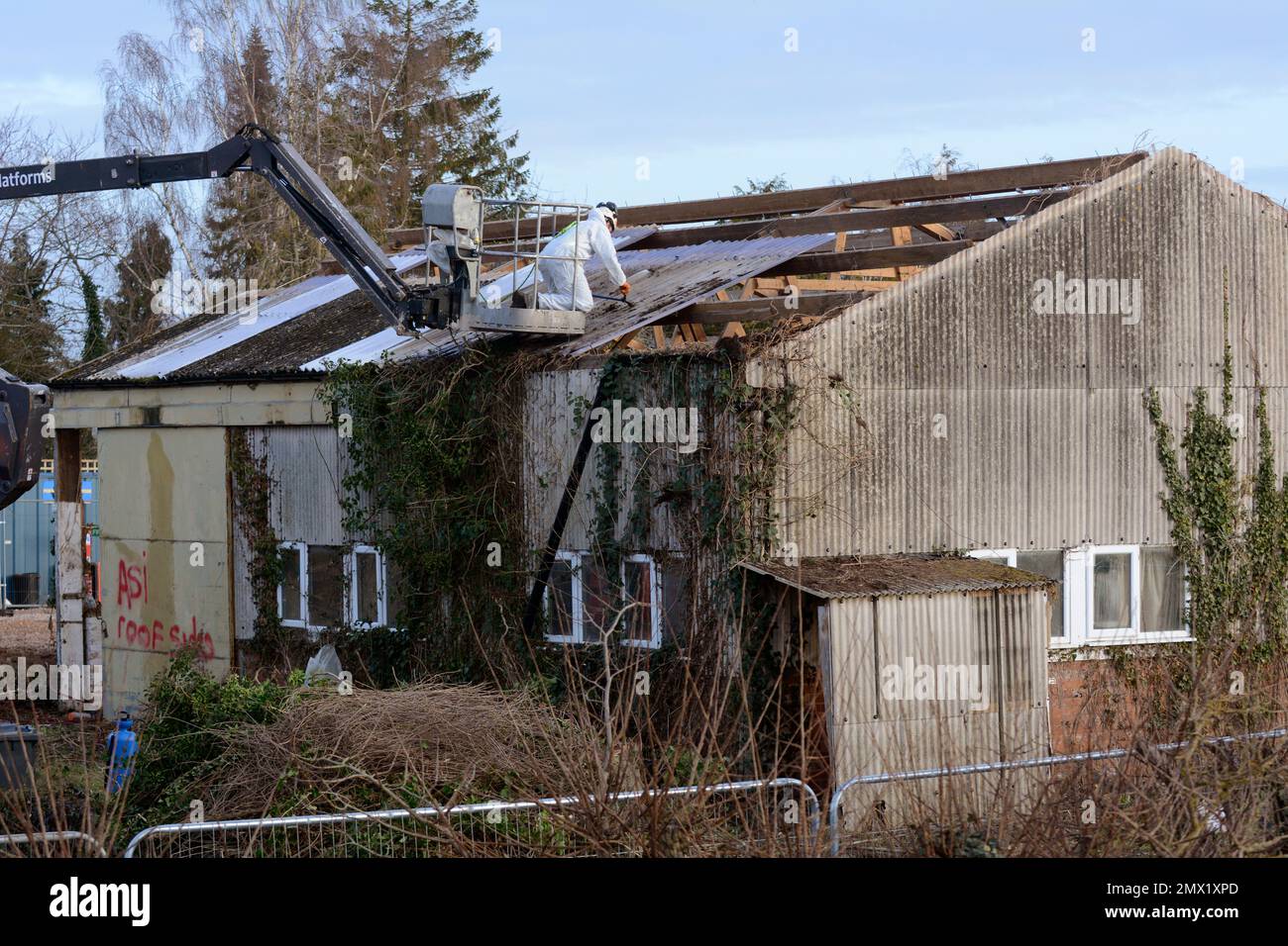 Entfernen von Aspestos von einem Dach, GB Stockfoto