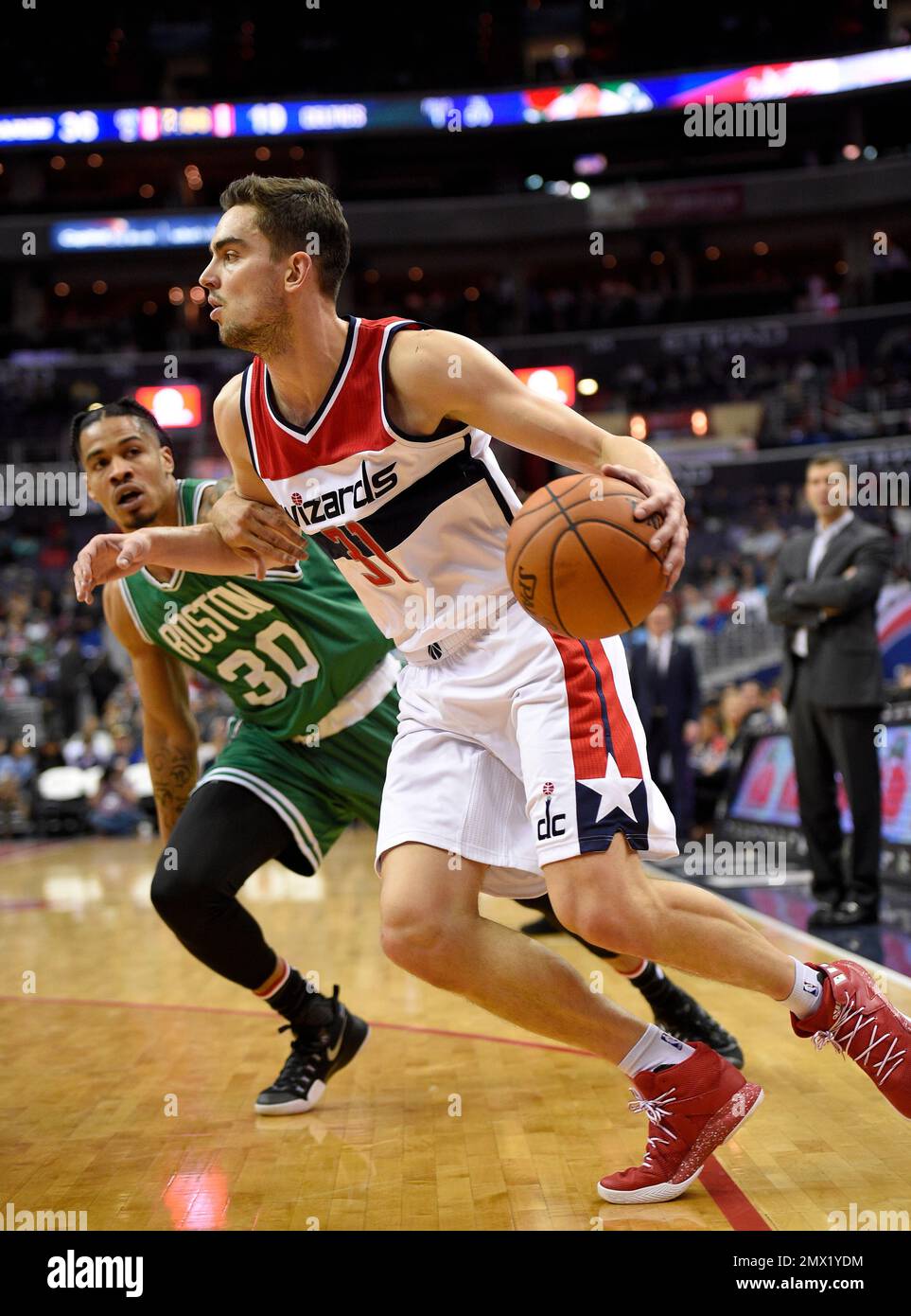 Washington Wizards guard Tomas Satoransky, of the Czech Republic, (31) dribbles against Boston Celtics forward Gerald Green (30) during the first half of an NBA basketball game, Wednesday, Nov. 9, 2016, in Washington. (AP Photo/Nick Wass) Stockfoto