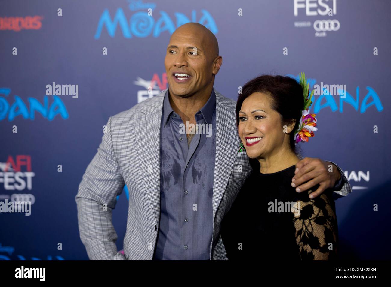 Dwayne Johnson, left, and Ata Johnson arrive at the 2016 AFI Fest - "Moana" World Premiere at El Capitan Theatre on Monday, Nov. 14, 2016, in Los Angeles. (Photo by Willy Sanjuan/Invision/AP) Stockfoto