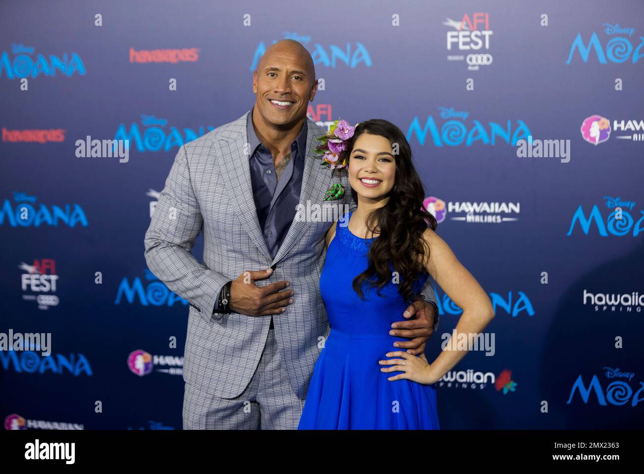 Actor Dwayne Johnson, left, and Auli'i Cravalho arrive at the 2016 AFI Fest - "Moana" World Premiere at El Capitan Theatre on Monday, Nov. 14, 2016, in Los Angeles. (Photo by Willy Sanjuan/Invision/AP) Stockfoto