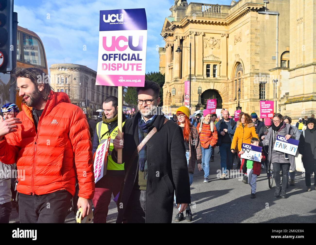 Lehrerstreik Bristol: TUC-protestmarsch im Zentrum. 1. Februar 2023 Marcher in der Nähe der Bristol University und Queens Road, Bristol, Großbritannien Stockfoto