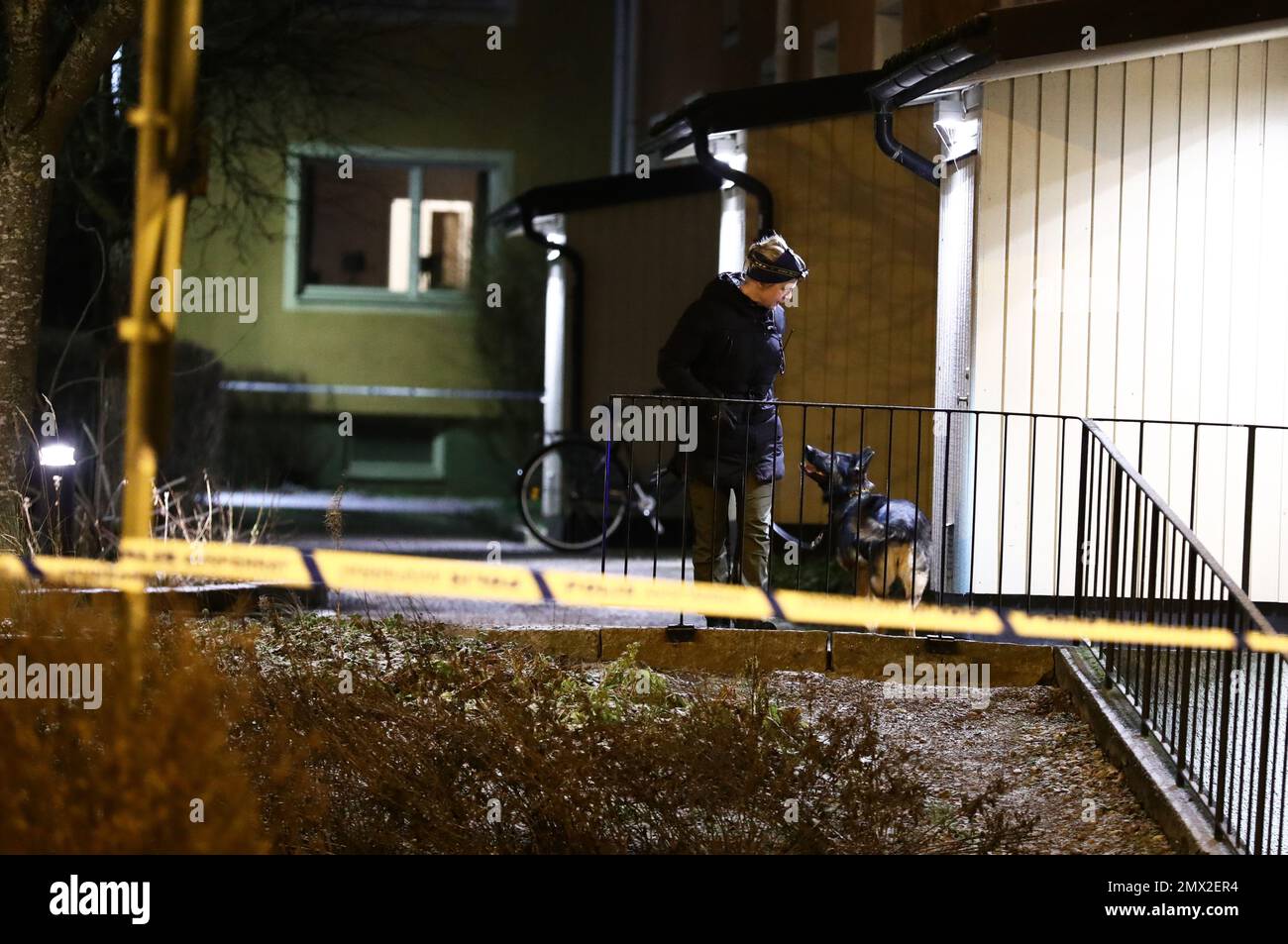 Nach einem Mordversuch im Bezirk Vimanshäll, Linköping, Schweden, wird am Mittwochabend ein Schussverletzter im Krankenhaus behandelt. Stockfoto