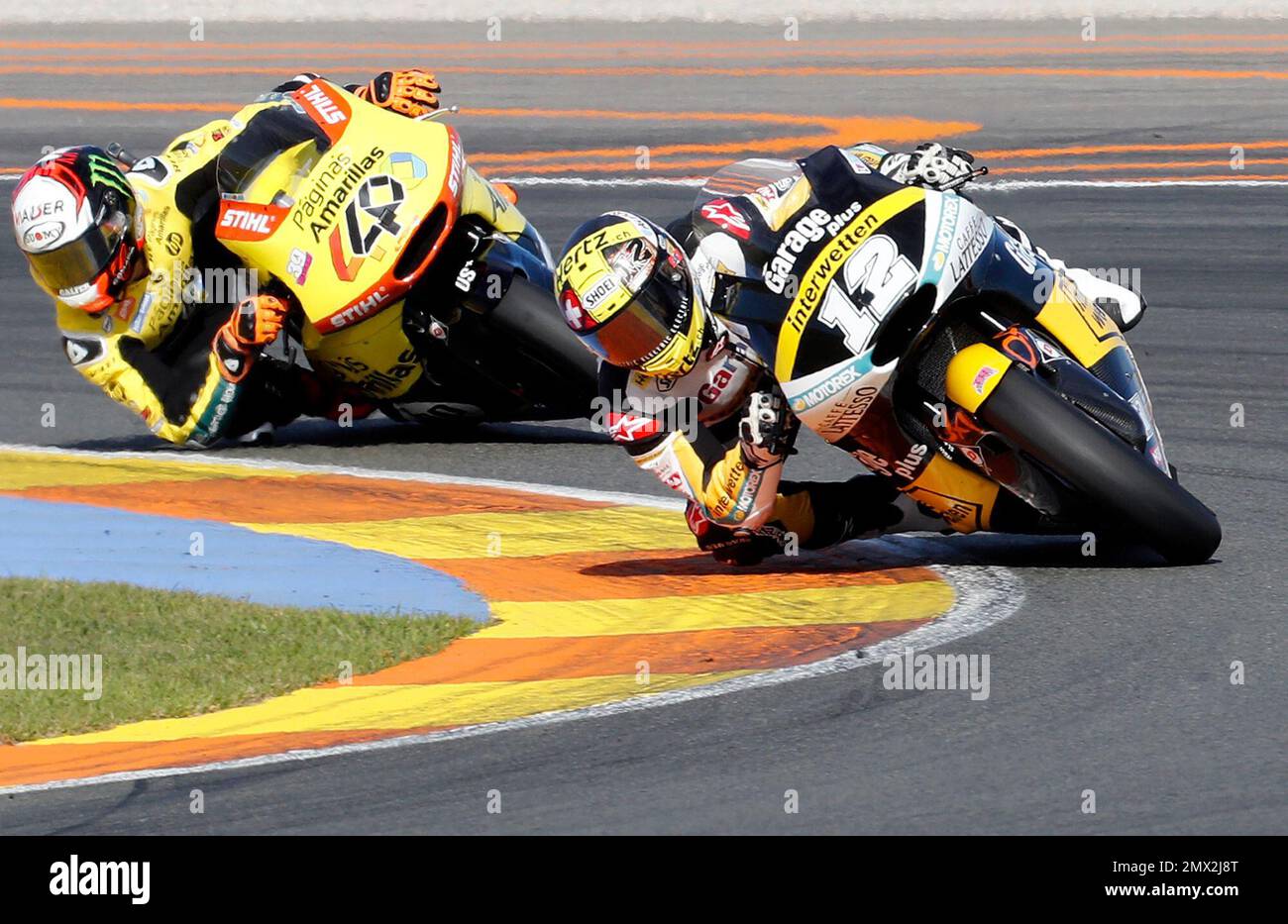 Moto 2 rider Thomas Luthi of Switzerland leads Alex Rins of Spain, left, during the Valencia Motorcycle Grand Prix, the last race of the season, at the Ricardo Tormo circuit in Cheste near Valencia, Spain, Sunday Nov. 13, 2016. (AP Photo/Alberto Saiz) Stockfoto