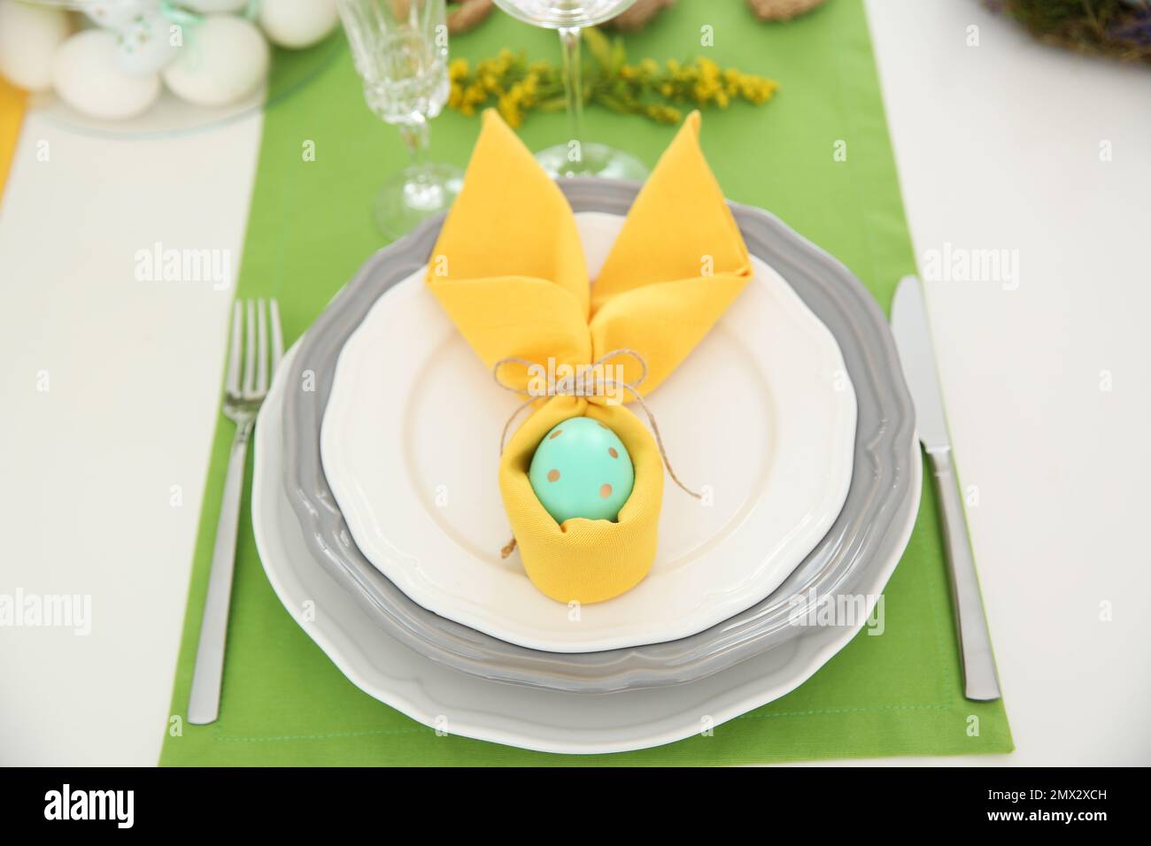 Festlicher Ostertisch mit farbenfrohem Ei, Blick von oben Stockfoto