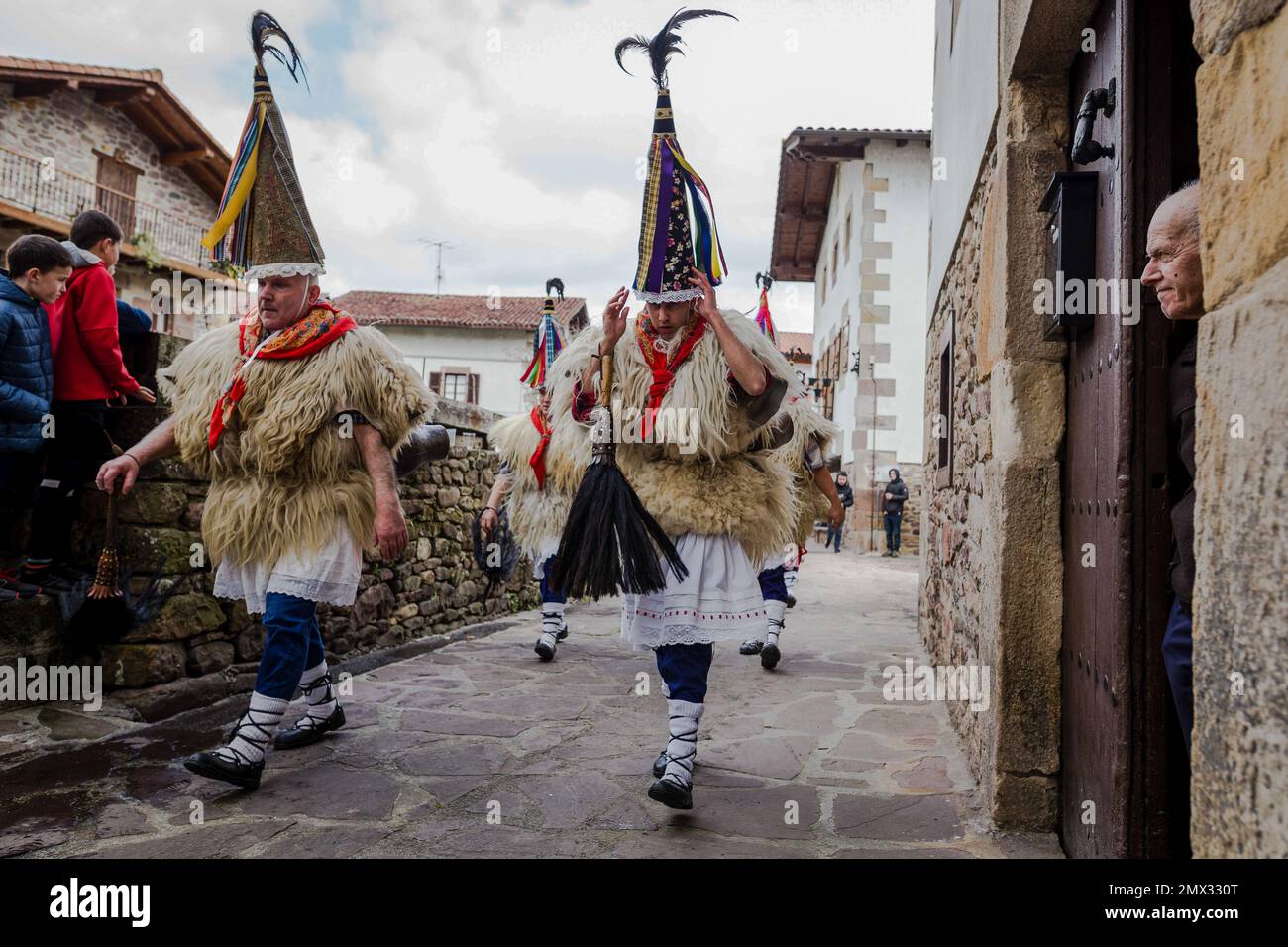 Ituren, Spanien. 30. Januar 2023. Mehrere „Joaldunak“ (diejenigen, die Kuhglocken tragen) marschieren durch die Stadt Ituren zu den Karnevalen Ituren und Zubieta. Jedes Jahr, am Montag und Dienstag nach dem letzten Sonntag im Januar, findet in den Navarrese-Städten Ituren und Zubieta einer der farbenprächtigsten Landkarnevals statt. Der sogenannte „Joaldunak“ ist für die Erhaltung dieser Tradition der baskischen Kultur verantwortlich und ist der Protagonist eines der speziellsten Riten der spanischen Pyrenäen. (Foto: Nacho Boullosa/SOPA Images/Sipa USA) Guthaben: SIPA USA/Alamy Live News Stockfoto