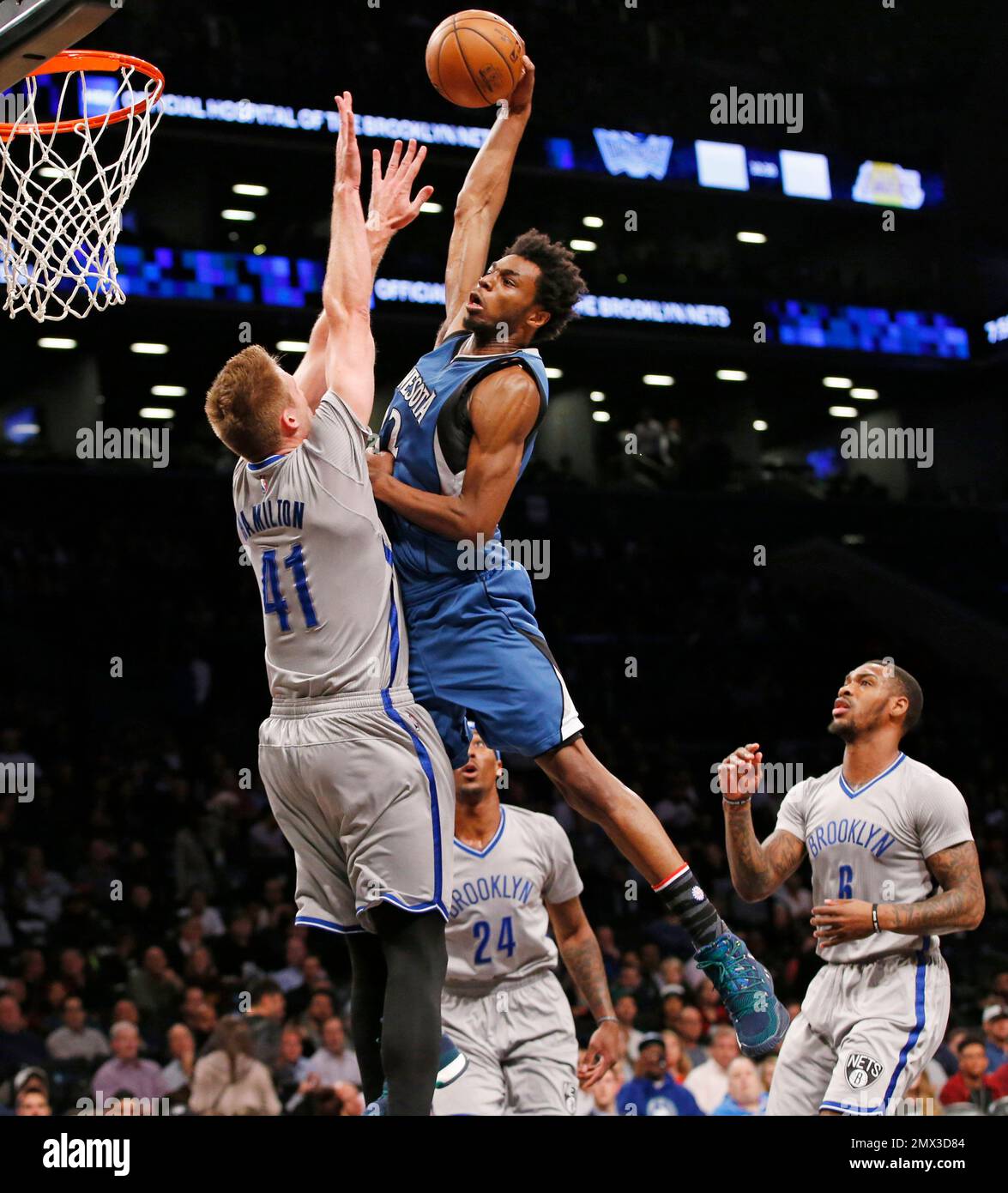 Minnesota Timberwolves forward Andrew Wiggins (22) shoots over Brooklyn Nets center Justin Hamilton (41) during the first half of an NBA basketball game, Tuesday, Nov. 8, 2016, in New York. (AP Photo/Kathy Willens) Stockfoto