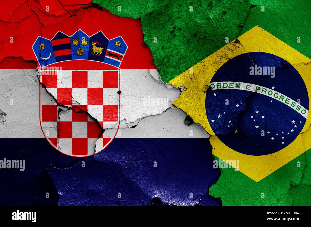 Auf einer gerissenen Wand bemalte Flaggen von Kroatien und Brasilien Stockfoto