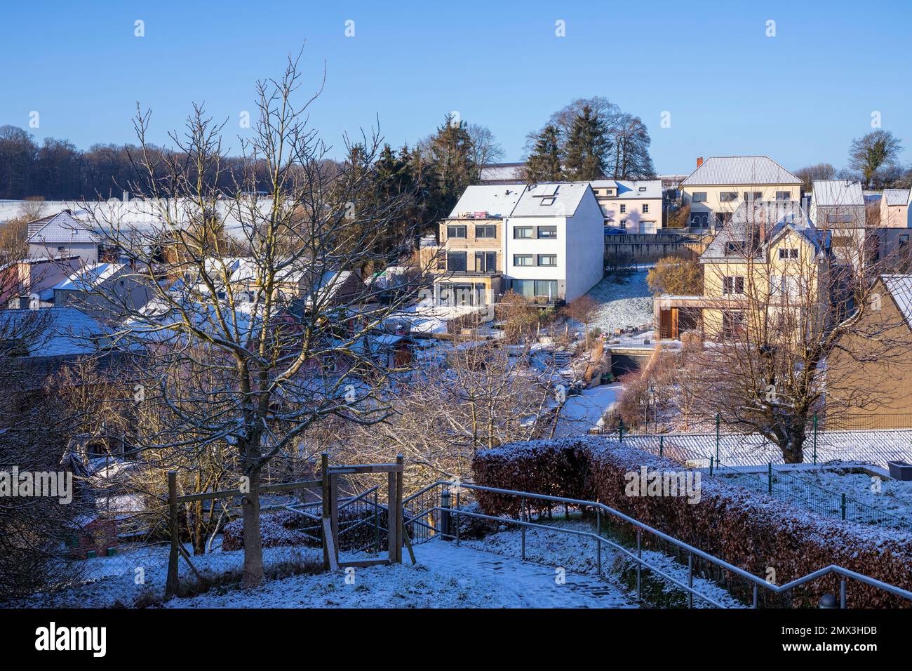 Europa, Luxemburg, Koerich, Blick über das Dorf von der Rue de l'Ecole an einem Wintertag Stockfoto