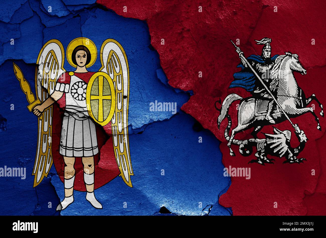 Fahnen von Kiew und Moskau, die auf eine gerissene Wand gemalt wurden Stockfoto