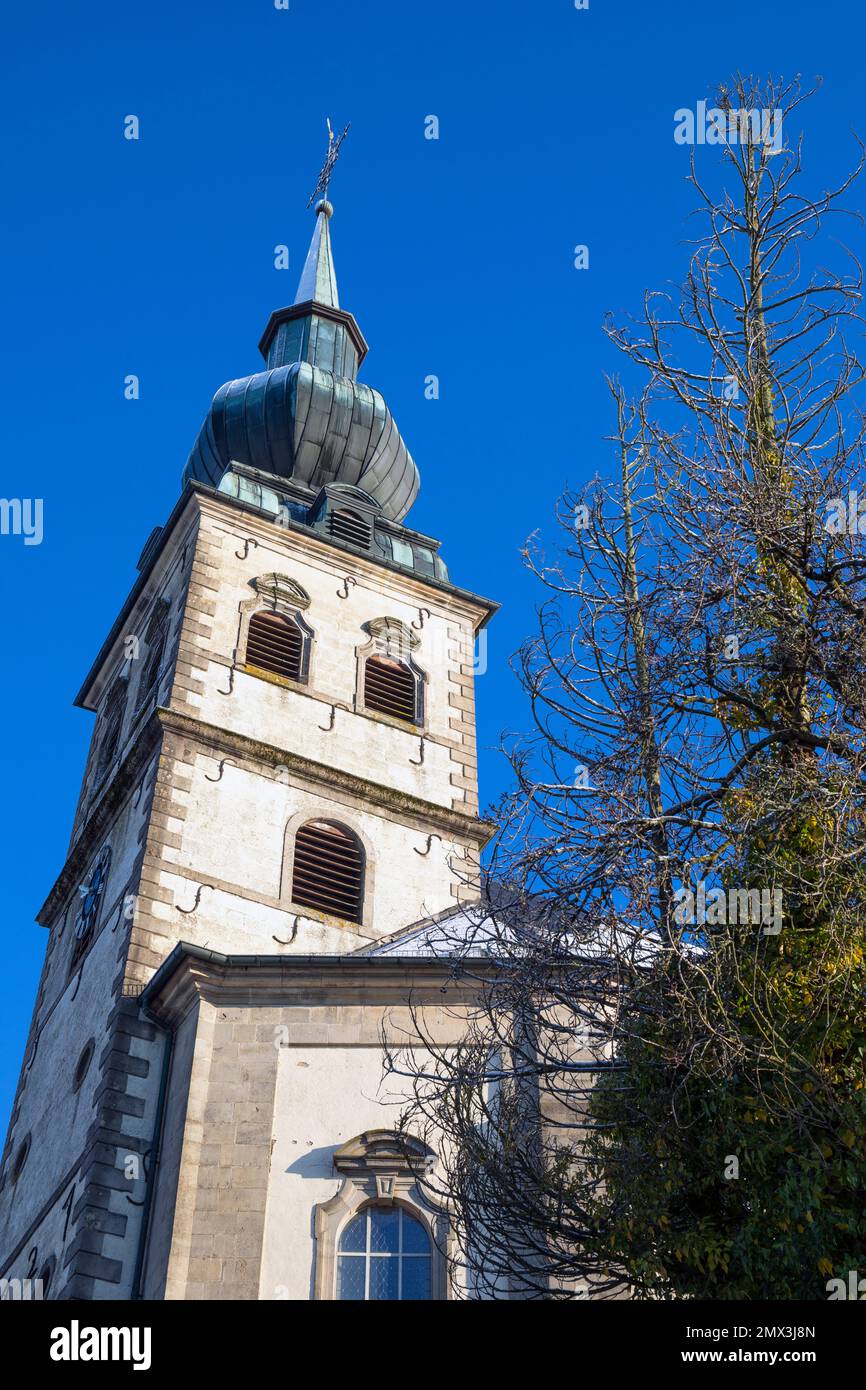 Europa, Luxemburg, Koerich, Elglise Saint-Remi (Kirche des Heiligen Remi) mit unverwechselbarer Zwiebelkuppel im Winterschnee Stockfoto