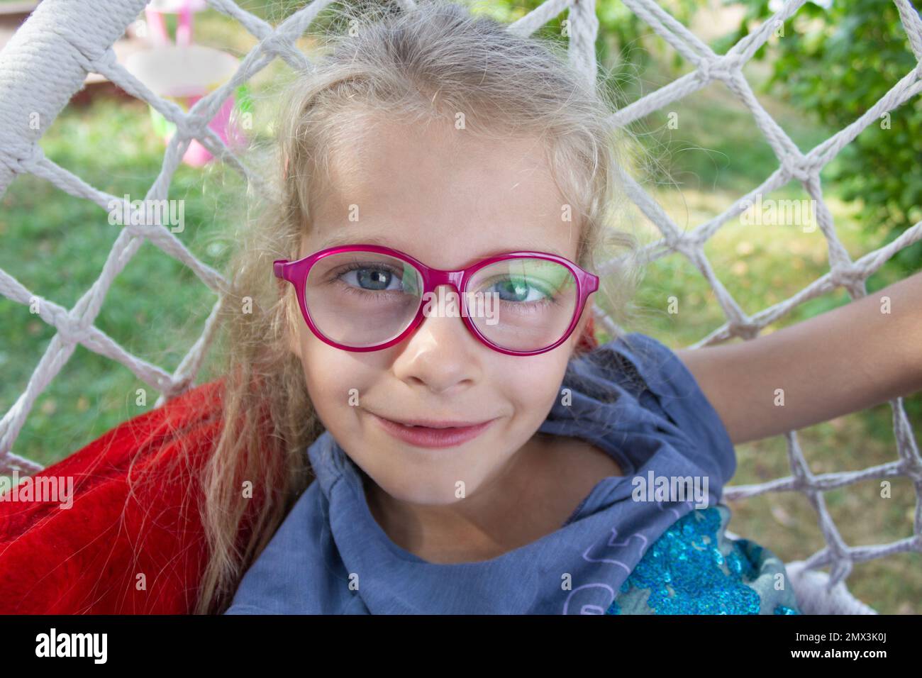 Glückliches, lustiges Mädchen mit Brille Nahaufnahme in der Natur Stockfoto