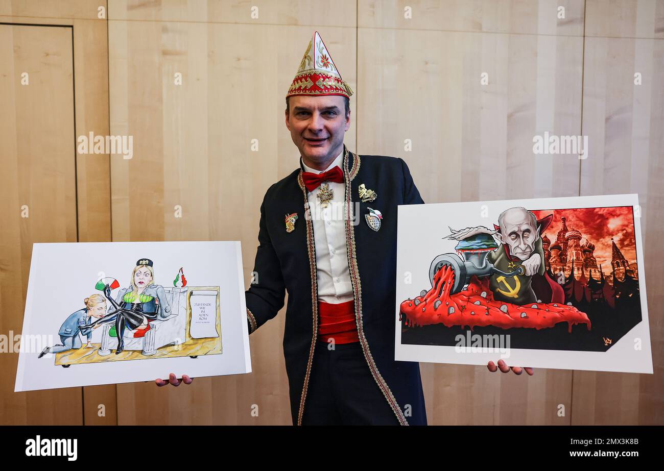 Köln, Deutschland. 02. Februar 2023. Holger Kirsch, Prozessionsleiter, präsentiert Entwürfe für die Motivwagen der Shrove Monday Prozession. Am 20. Februar 2023 findet die Parade der Kölner Shrove 200. statt. Kredit: Oliver Berg/dpa/Alamy Live News Stockfoto
