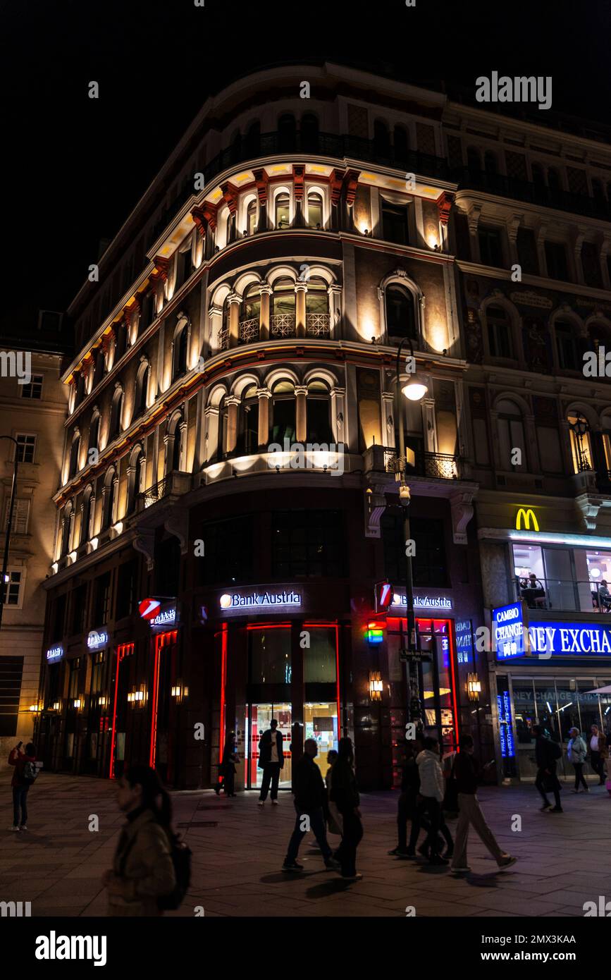 Wien, Österreich - 16. Oktober 2022: Schild und Logo der Bank Austria bei Nacht mit Menschen in Innere Stadt, Wien, Österreich Stockfoto