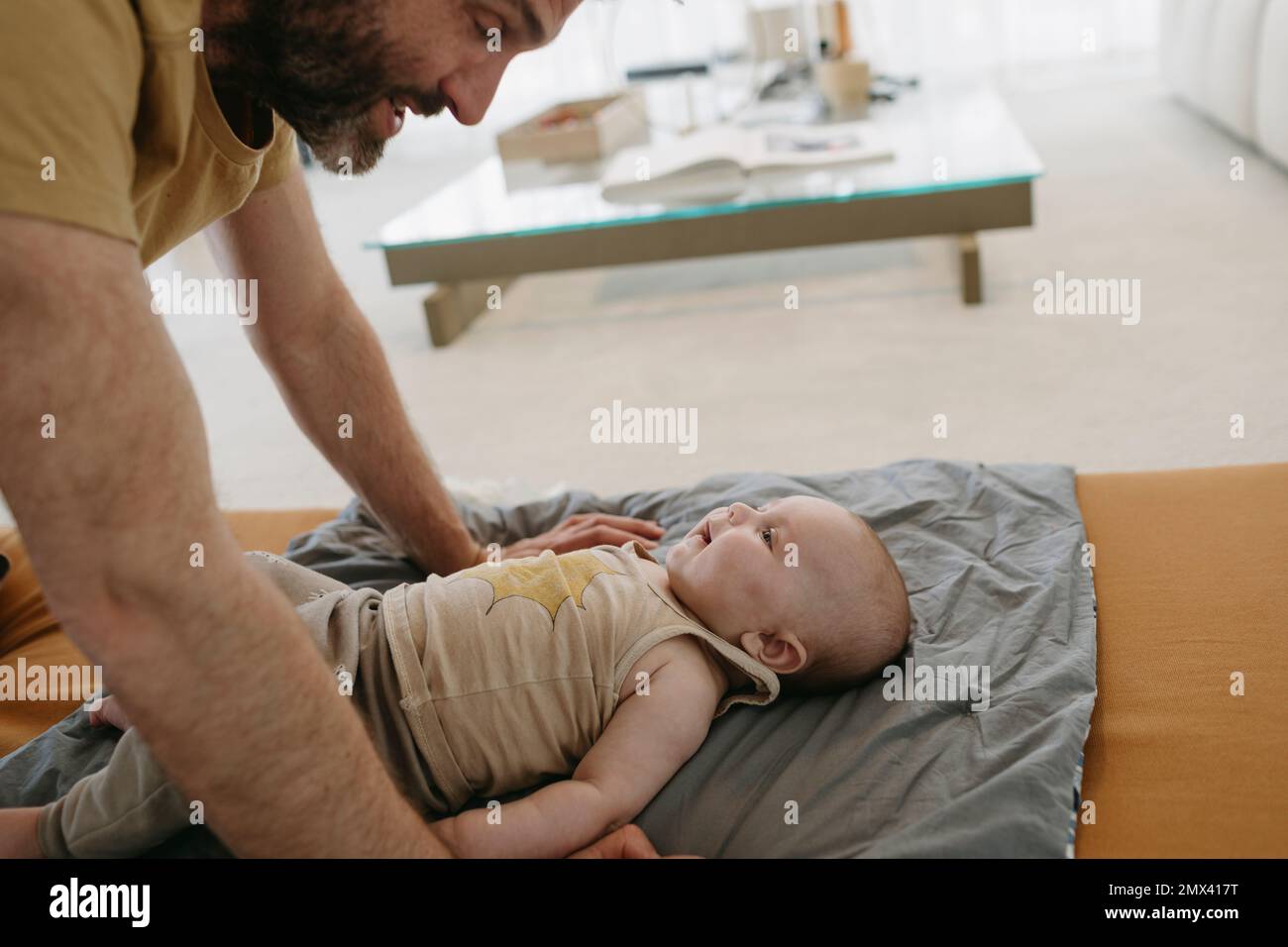 Vater mit Baby spielen Stockfoto