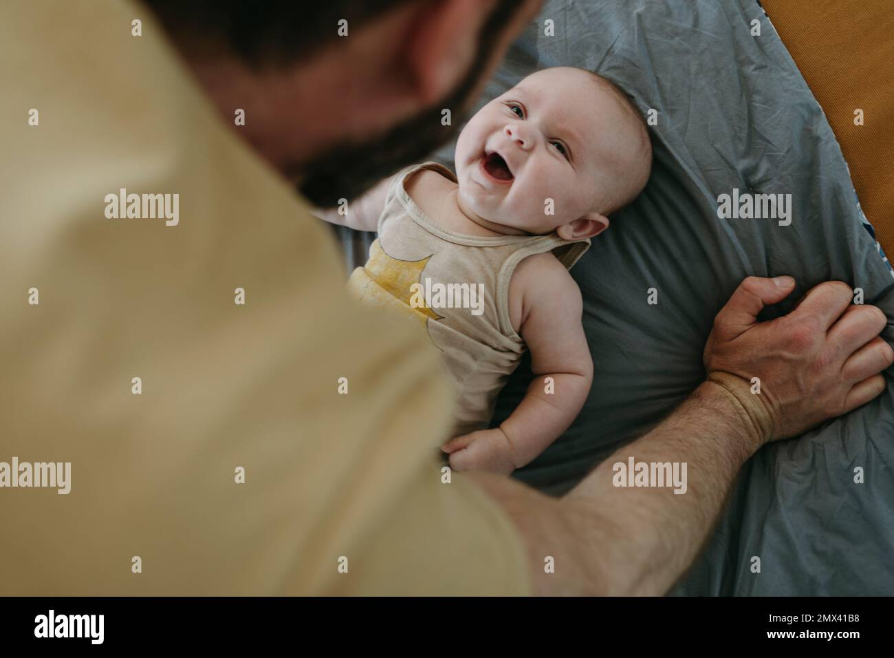 Vater mit Baby spielen Stockfoto