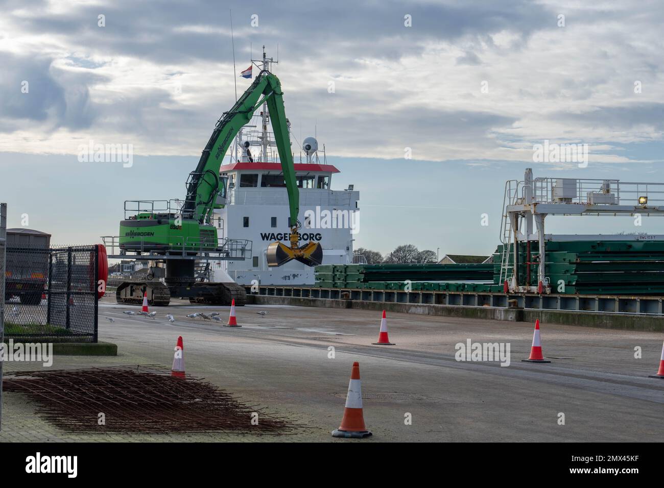 Wir entladen Getreidefracht von einem Schiff namens Hydra im Hafen Stockfoto
