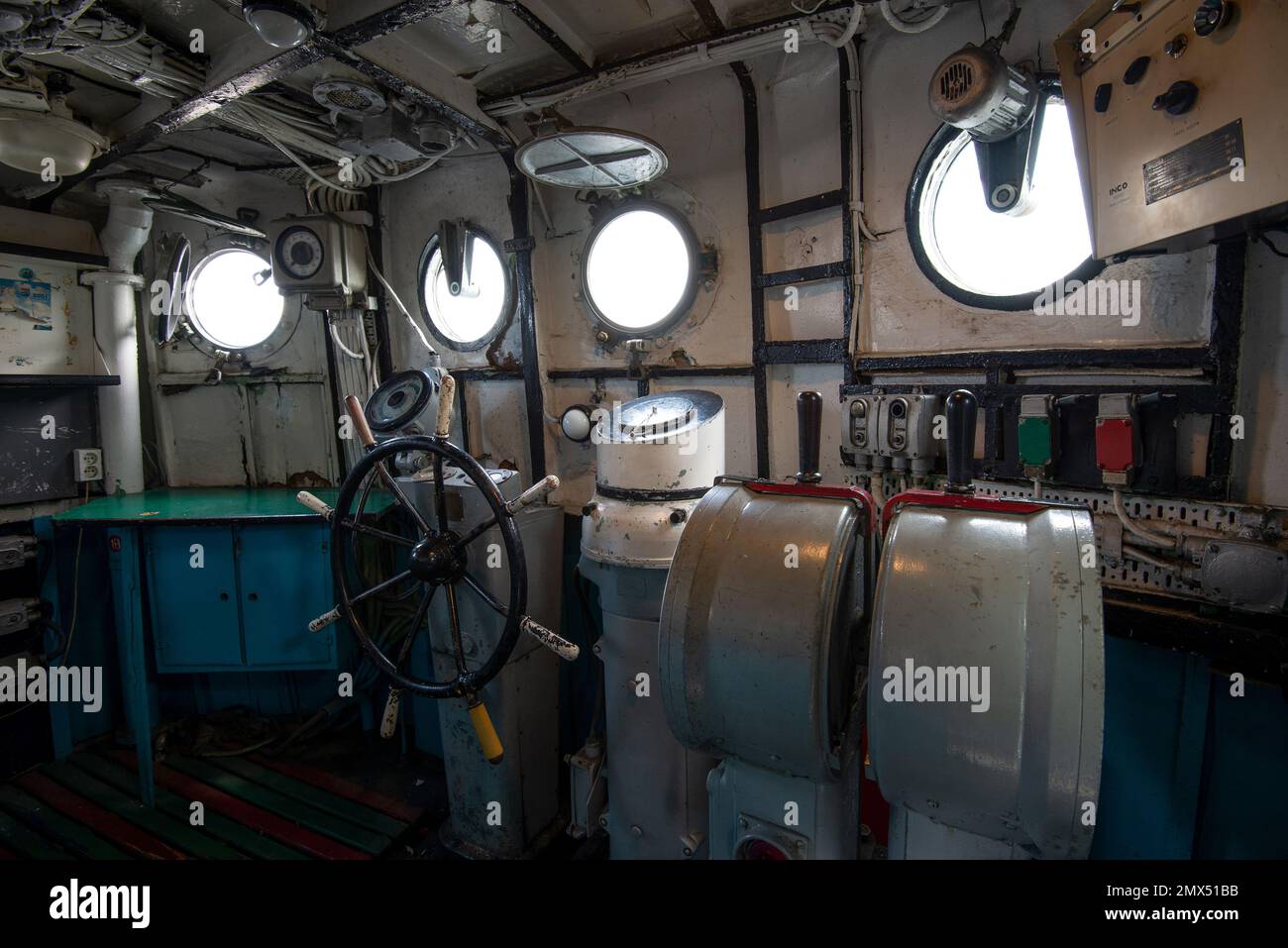 Kapitänsbrücke eines alten Kriegsschiffes - Polen Stockfoto
