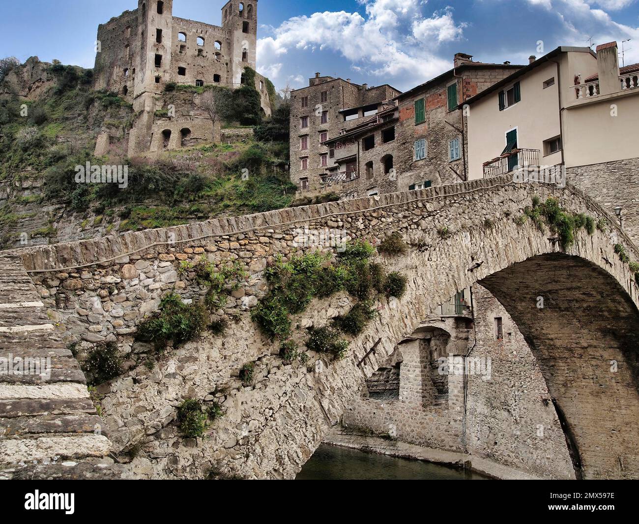 Dolceacqua (Italien, Ligurien) ist ein wunderschönes und charakteristisches mittelalterliches Dorf, reich an Kunst und Kultur Stockfoto