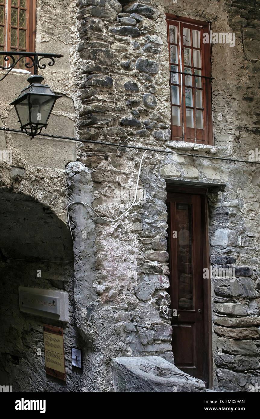 Dolceacqua (Italien, Ligurien) ist ein wunderschönes und charakteristisches mittelalterliches Dorf, reich an Kunst und Kultur Stockfoto