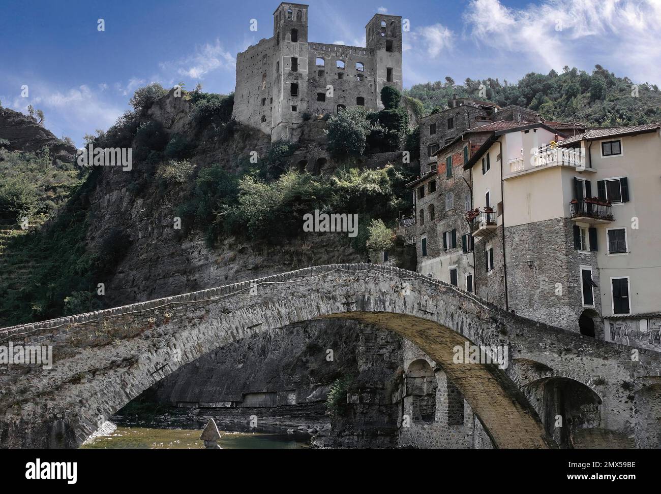 Dolceacqua (Italien, Ligurien) ist ein wunderschönes und charakteristisches mittelalterliches Dorf, reich an Kunst und Kultur Stockfoto