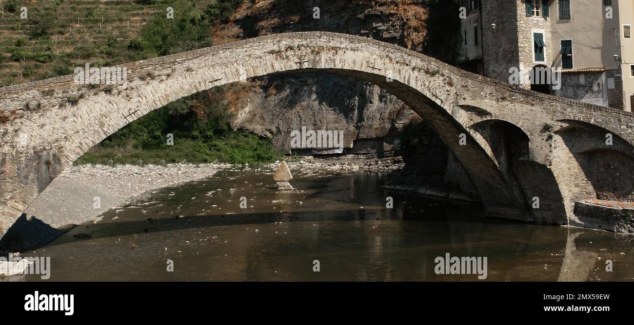 Dolceacqua (Italien, Ligurien) ist ein wunderschönes und charakteristisches mittelalterliches Dorf, reich an Kunst und Kultur Stockfoto