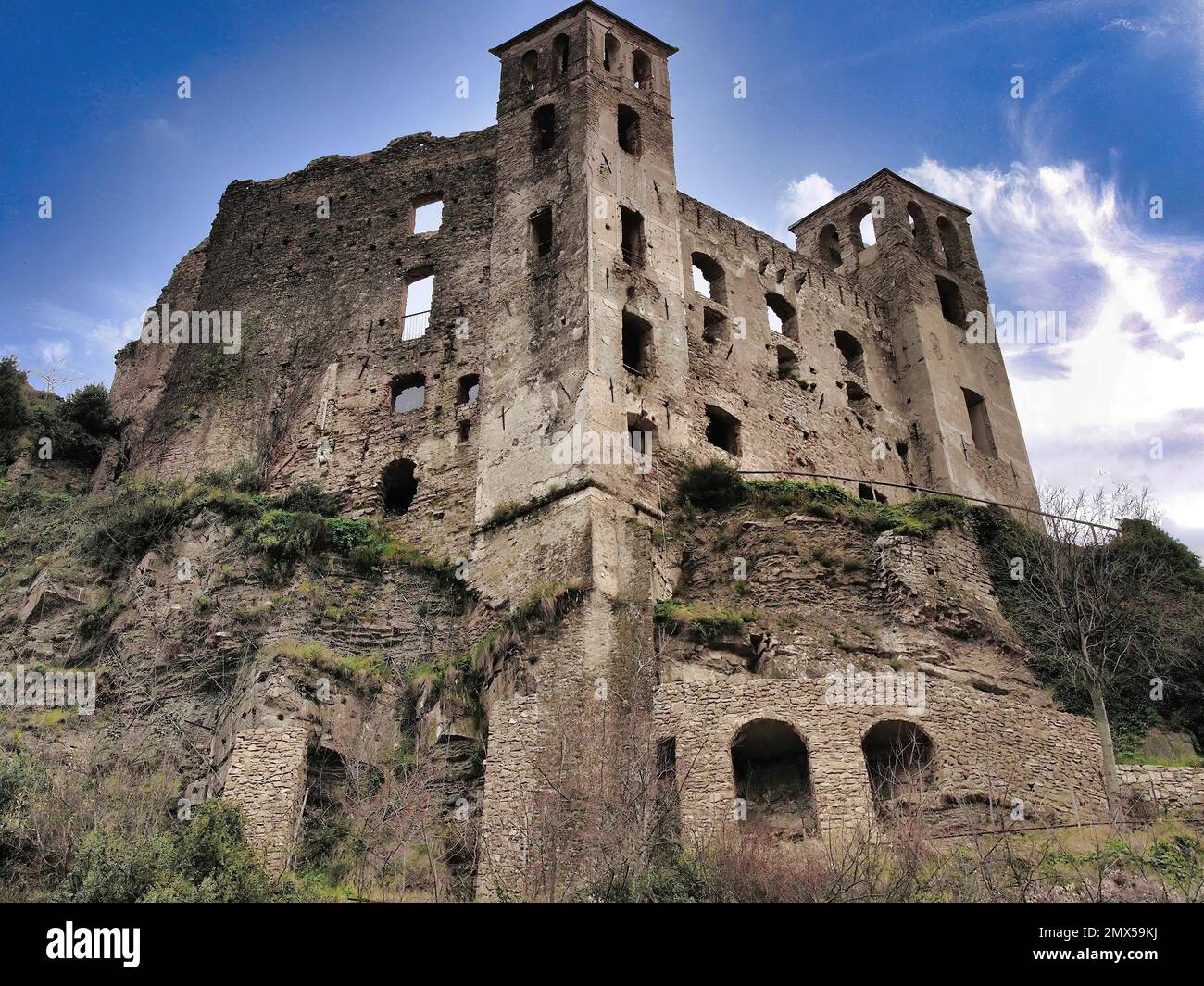 Im historischen Zentrum des wunderschönen mittelalterlichen Dorfes Dolceacqua (Italien, Ligurien, Imperia) befindet sich die Burg Doria, eine alte Festung Stockfoto