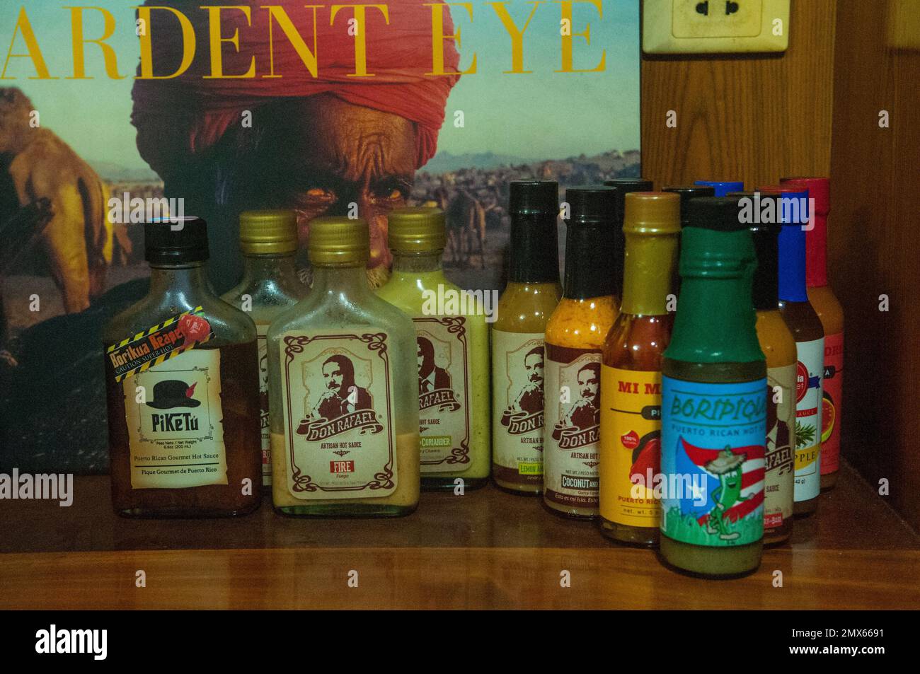Heiße Sauce aus Puerto Rico, eine Sammlung von 14 verschiedenen Sorten. Phnom Penh, Kambodscha. © Kraig Stockfoto