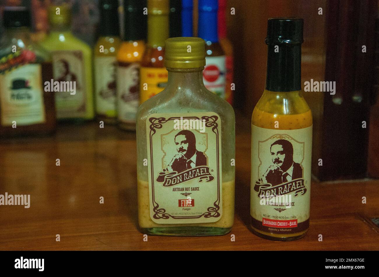 Heiße Sauce aus Puerto Rico, eine Sammlung von 14 verschiedenen Sorten. Phnom Penh, Kambodscha. © Kraig Stockfoto