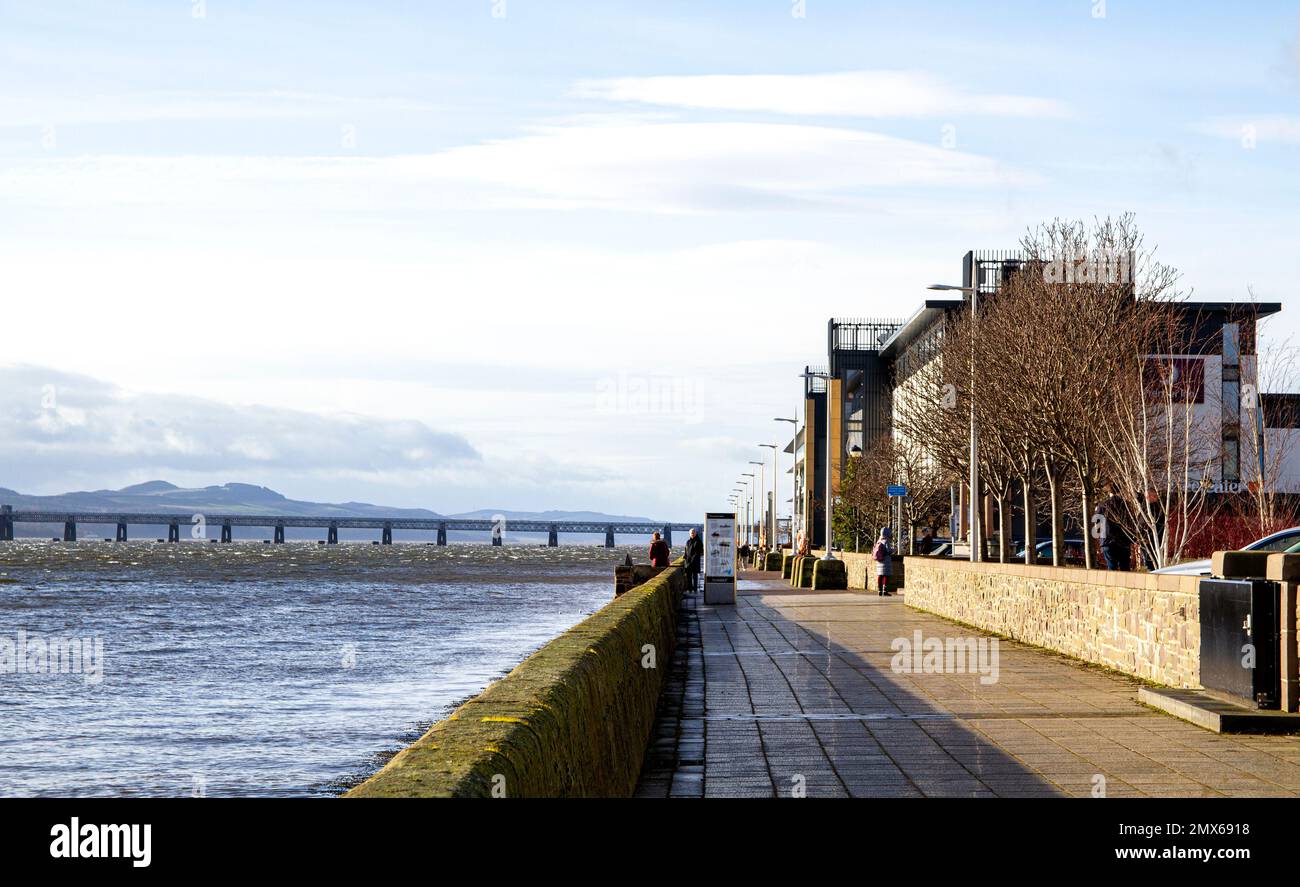 Dundee, Tayside, Schottland, Großbritannien. 2. Februar 2023. Wetter in Großbritannien: Nordost-Schottland erlebt milden Sonnenschein im Februar mit Temperaturen um 10 °C. Die Landschaft im Februar wird dominiert vom Tay River, dem V&A Design Museum, Discovery Point, dem RRS Discovery Schiff und dem Dundee Waterfront Development Project. Touristen und Einheimische genießen das warme Wetter bei einem Spaziergang entlang der sonnenverwöhnten Uferpromenade. Kredit: Dundee Photographics/Alamy Live News Stockfoto