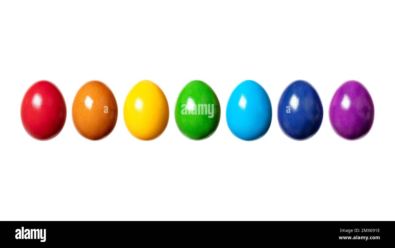 Regenbogen, aus bunten gefärbten Eiern, hintereinander. Hart gekochte, mehrfarbige Hühnereier, traditionell zu Ostern als Geschenk verwendet. Stockfoto