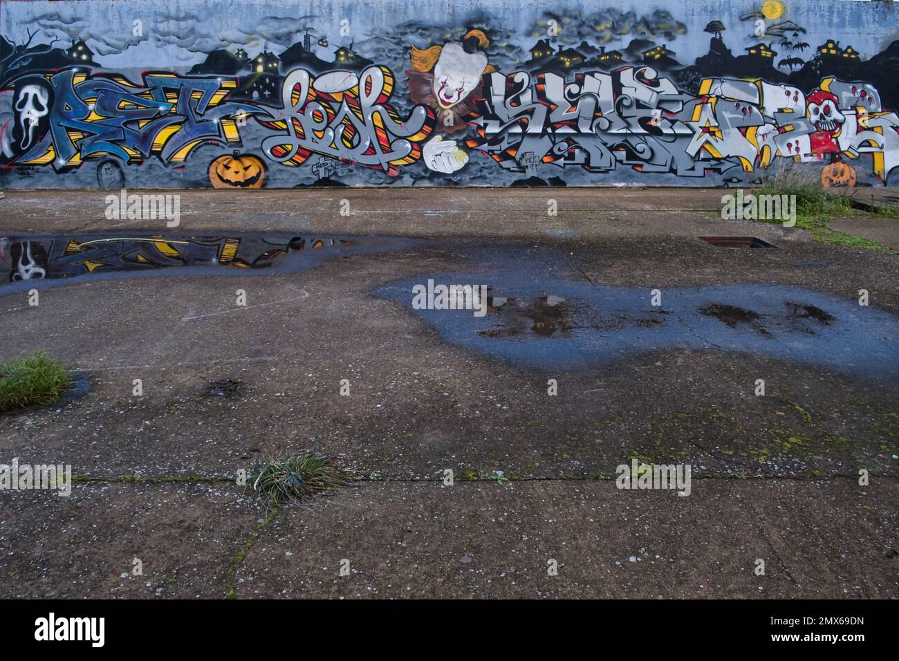 Malerische Graffiti an einer Wand in einem Industriebetrieb in Macchiareddu Stockfoto