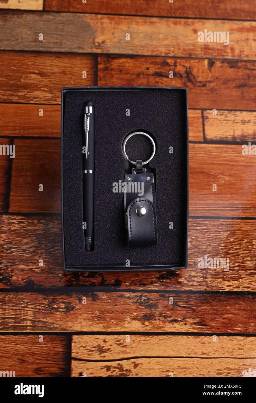 Geschenkbox für Unternehmen, Blick von oben auf den Holztisch Stockfoto