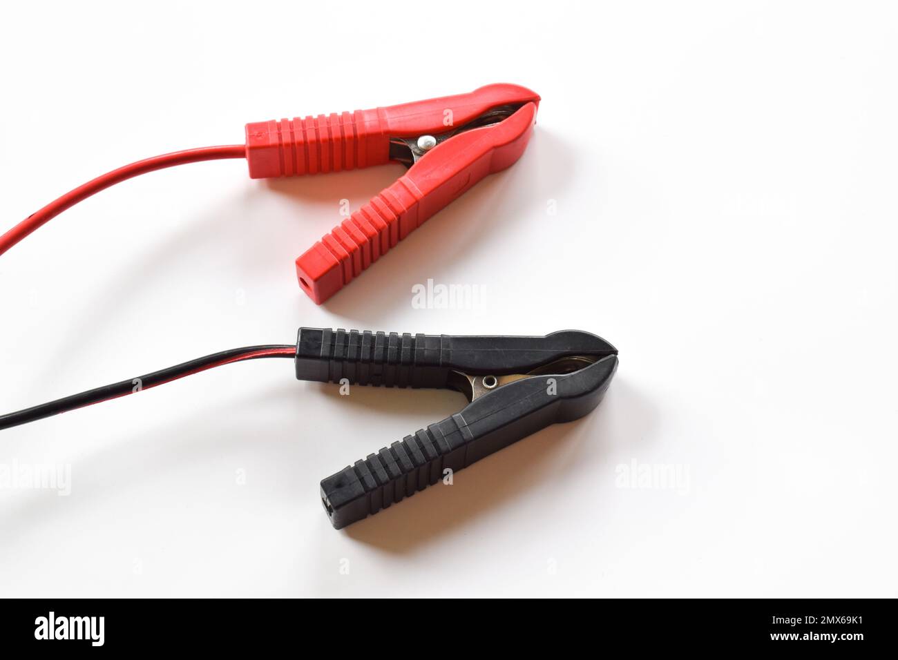 Auto Batterieklemmen und Jumper-Kabel isoliert auf weißem Hintergrund  Stockfotografie - Alamy