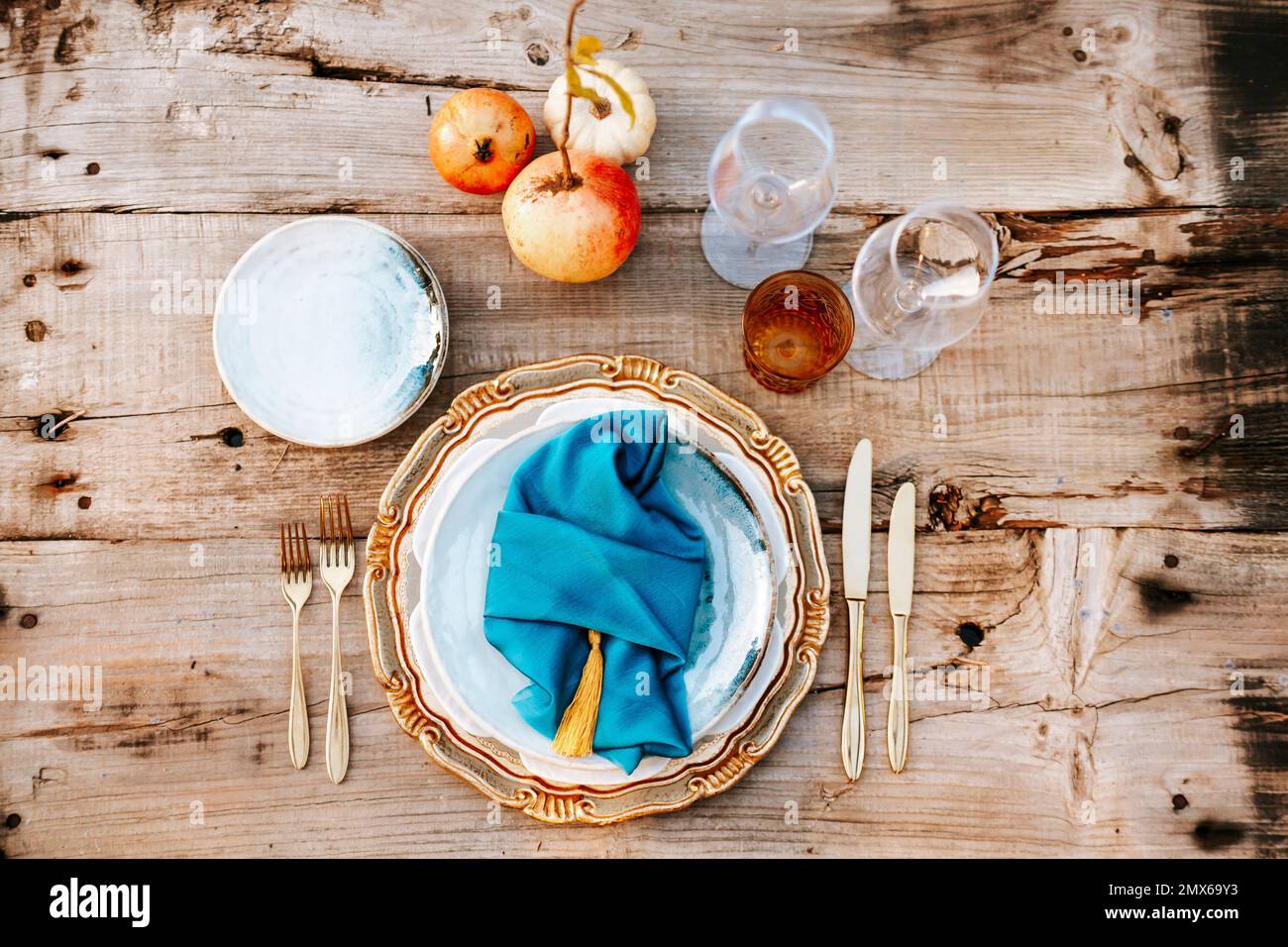 Goldene und blaue elegante Tischsets auf Holzhintergrund Stockfoto
