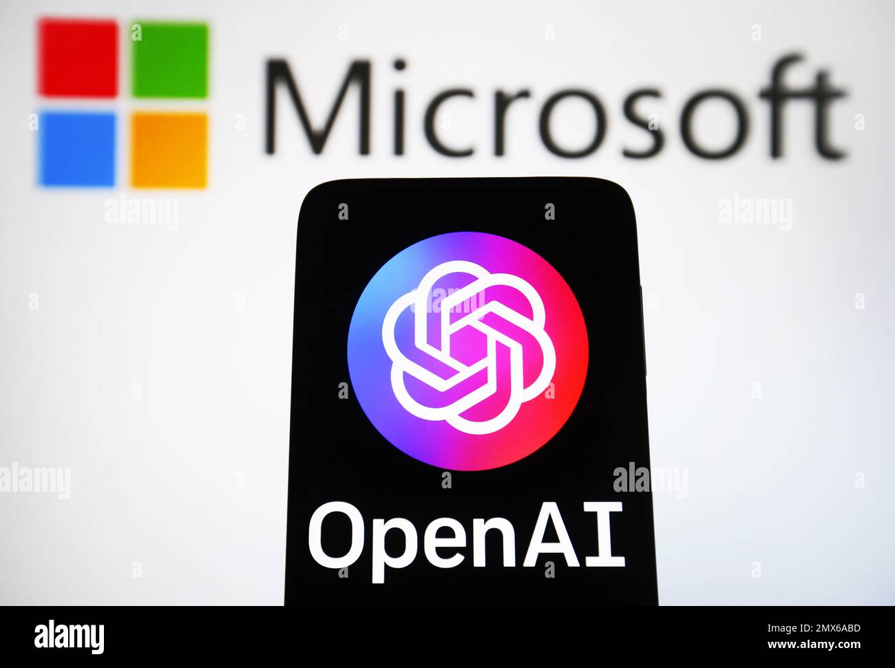 In dieser Fotoabbildung ist das OpenAI-Logo eines Unternehmens für künstliche Intelligenz auf einem Smartphone und das Microsoft-Logo auf einem pc-Bildschirm zu sehen. (Foto: Pavlo Gonchar / SOPA Images/Sipa USA) Stockfoto