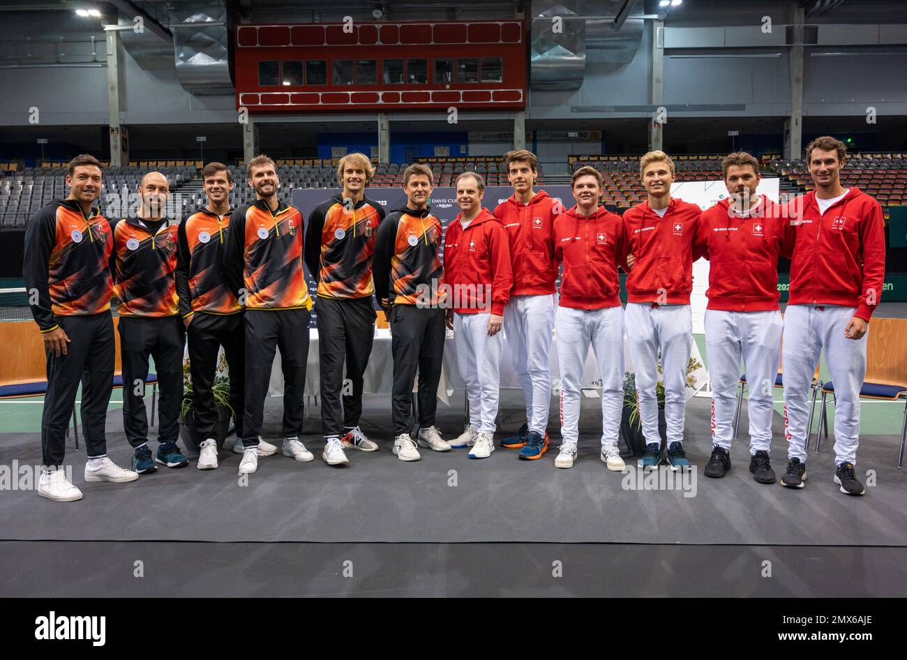 Trier, Deutschland. 02. Februar 2023. Tennis: Männer, Davis Cup - Qualifikationsrunde, Qualifikation, Deutschland - Schweiz: Das deutsche Davis Cup Team (l-r), Andreas Mies, Tim Pütz, Daniel Altmaier, Oscar Otte, Alexander Zverev und Coach Michael Kohlmann und das Team der Schweiz mit Coach Severin Lüthi, Marc-Andrea Hüsler, Dominic Stricker, Leandro Riedi, Stan Wawrinka und Alexander Ritschard posieren für das Gruppenfoto. Kredit: Harald Tittel/dpa/Alamy Live News Stockfoto