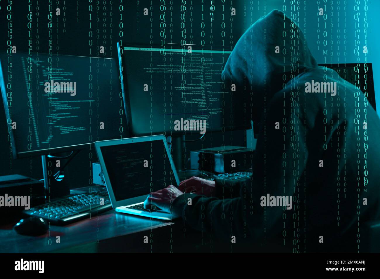 Cyberkriminelles Hacking-System am Tisch, digitaler Binärcode im Vordergrund Stockfoto