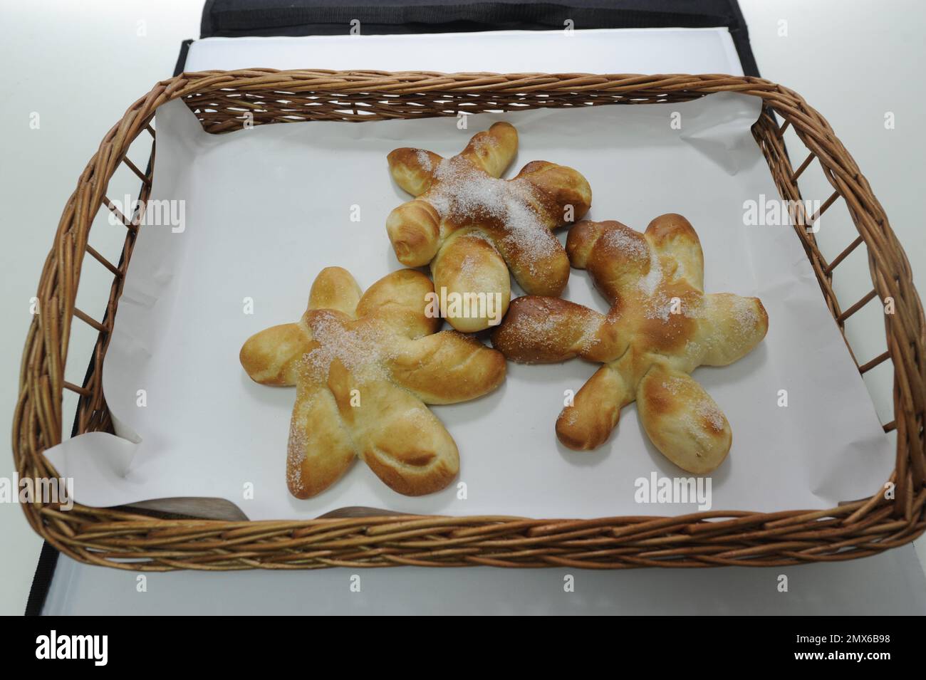 Frisch gebackenes Gebäck in einer Bäckerei Stockfoto