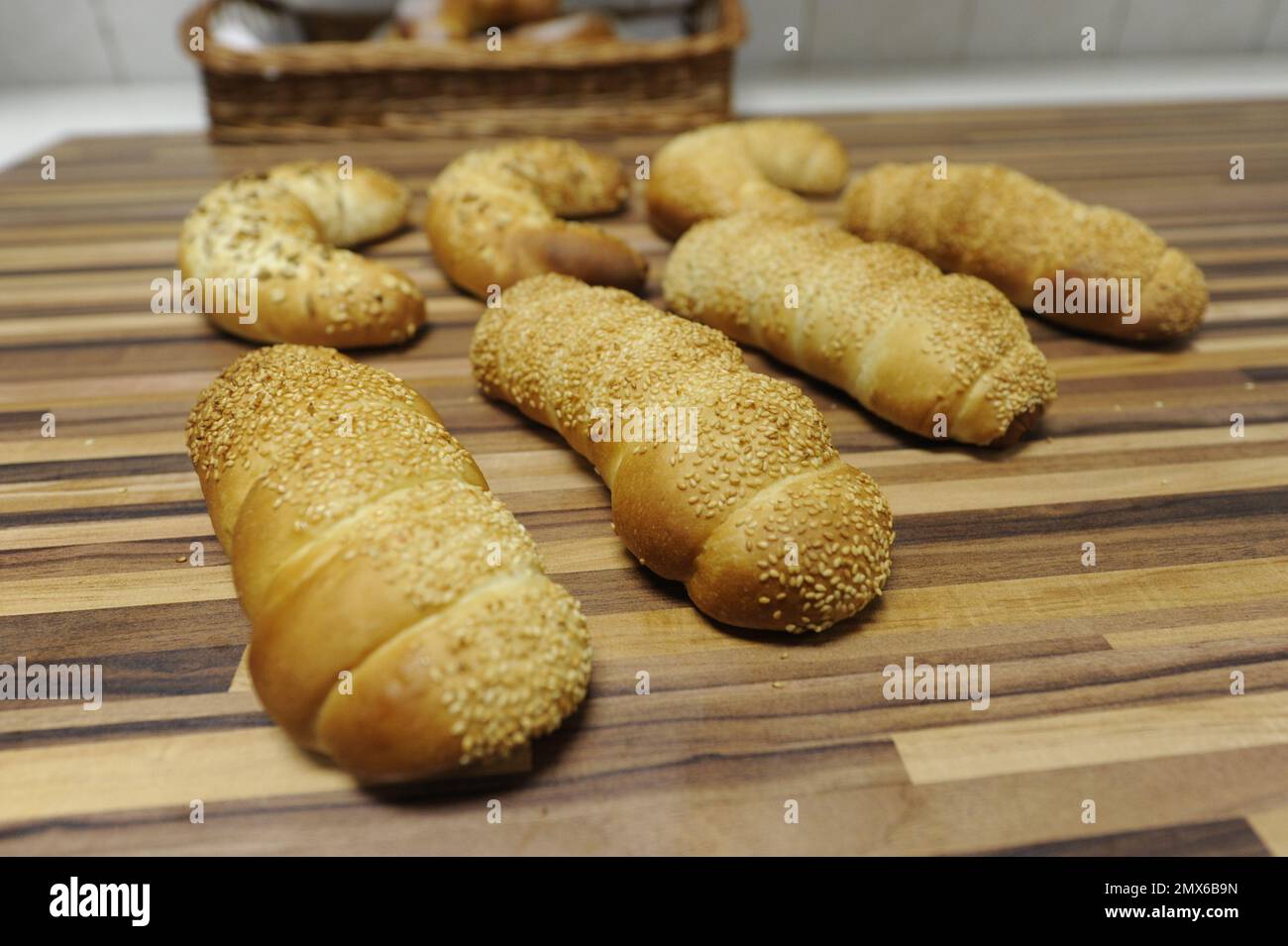 Frisch gebackenes Gebäck in einer Bäckerei Stockfoto