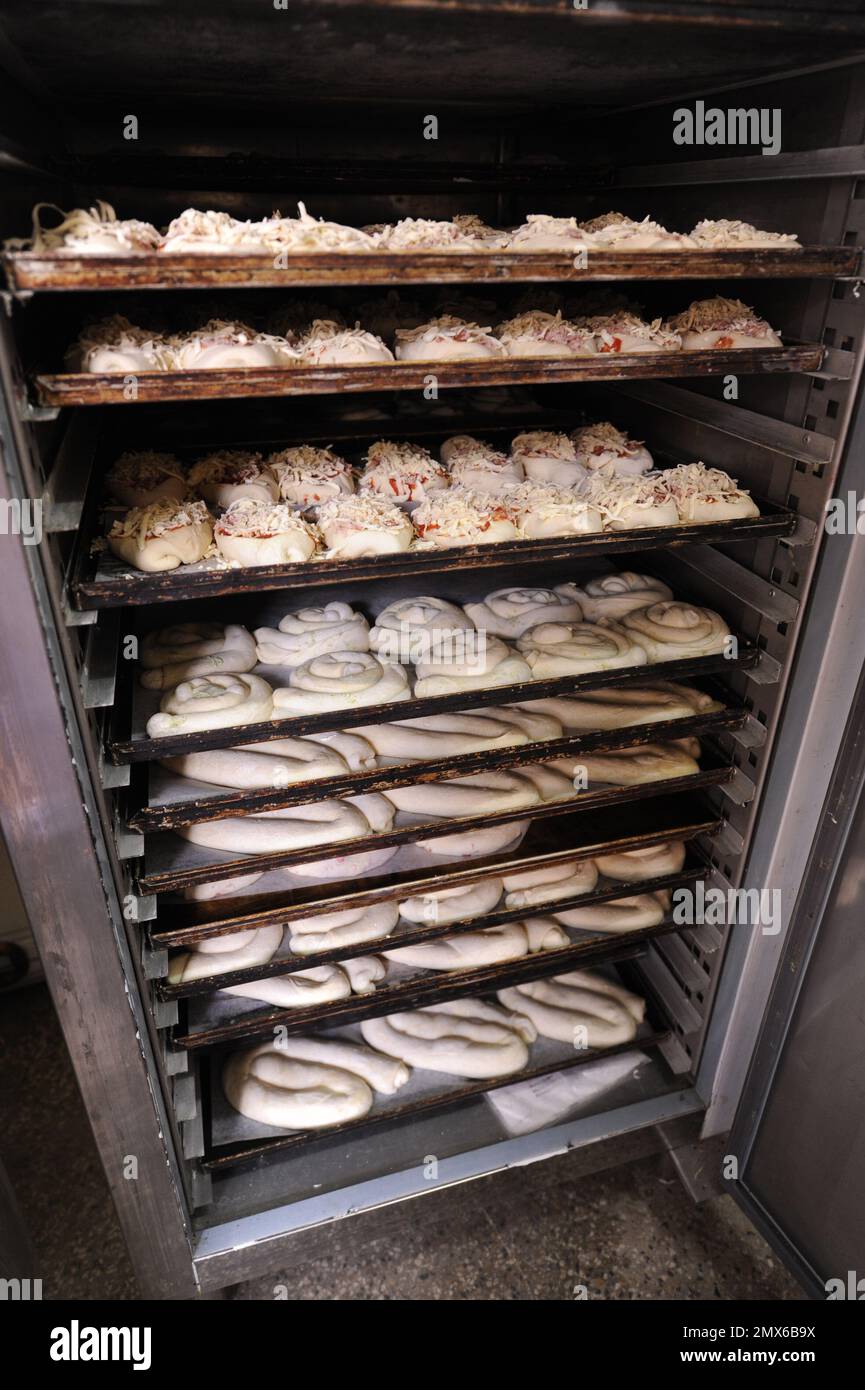 Frisch gebackenes Gebäck in einer Bäckerei Stockfoto