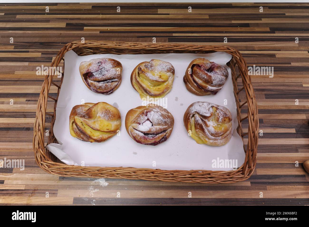 Frisch gebackenes Gebäck in einer Bäckerei Stockfoto