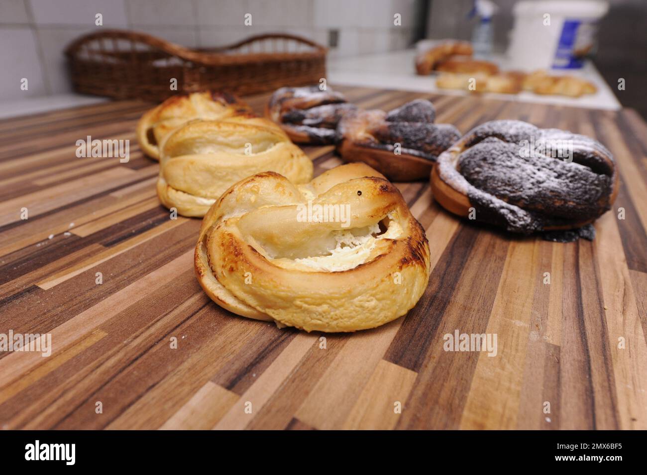 Frisch gebackenes Gebäck in einer Bäckerei Stockfoto