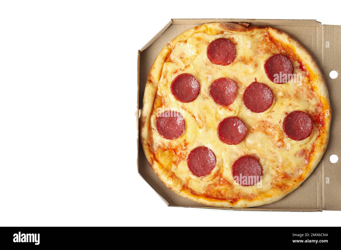 Leckere Peperoni-Pizza in einer Pappschachtel isoliert auf weiß, Draufsicht Stockfoto