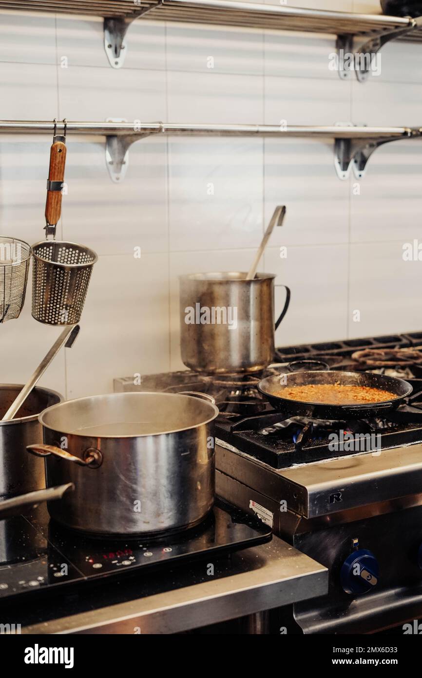 Bild einer professionellen Küche, die eine Paella zubereitet Stockfoto