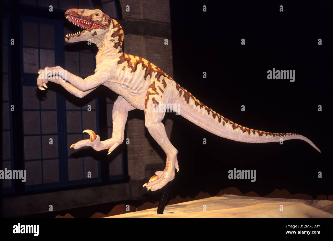 Lebensgroße animatronische Dinosaurier des amerikanischen Unternehmens Dinamation Corp auf der Ausstellung bei den „Dinosaurs Alive!“ Die Ausstellung im Alexandrea-Palast erfreuen Sie sich an der Besichtigung Stockfoto